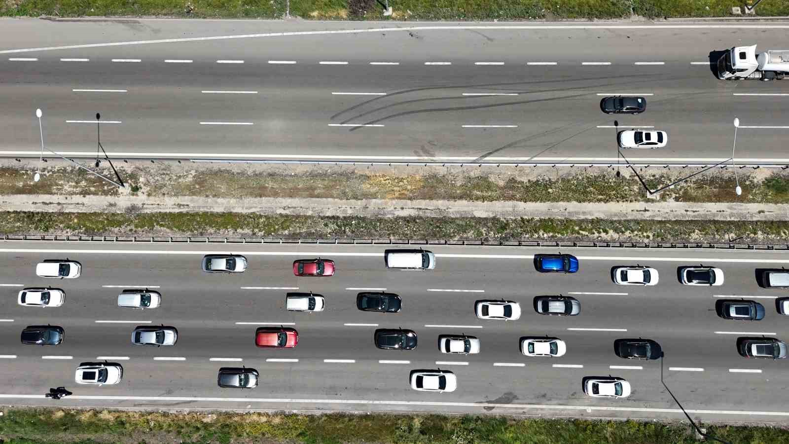 Bayram trafiği s&uuml;r&uuml;yor: Bolu&rsquo;da kilometrelerce kuyruk
