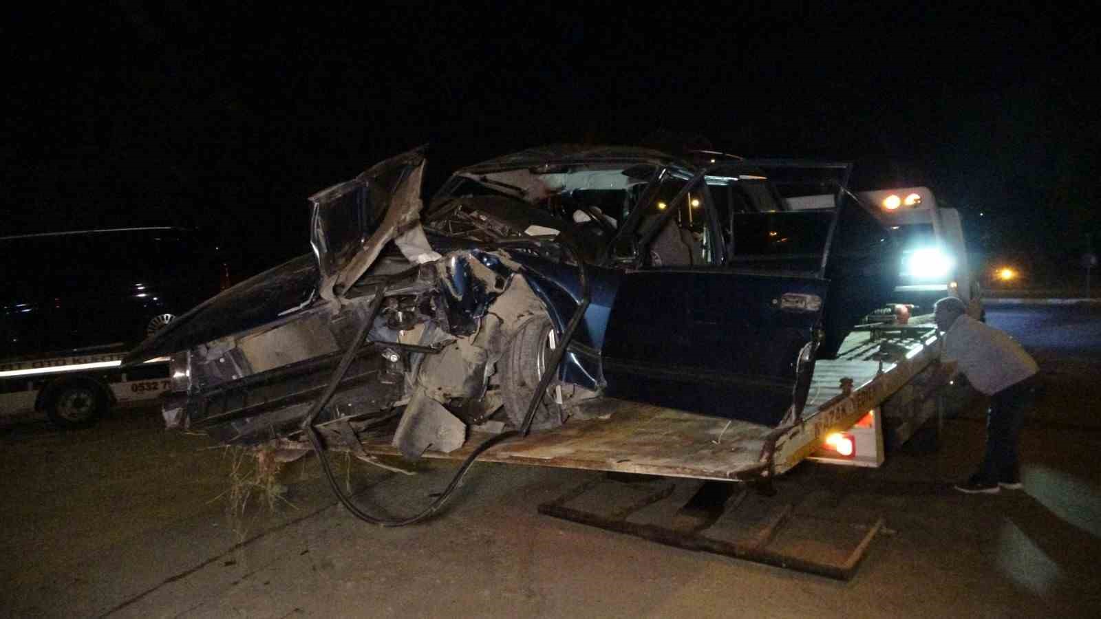 Tur aracıyla &ccedil;arpışan Tofaş&rsquo;taki 3 kişi yaralandı
