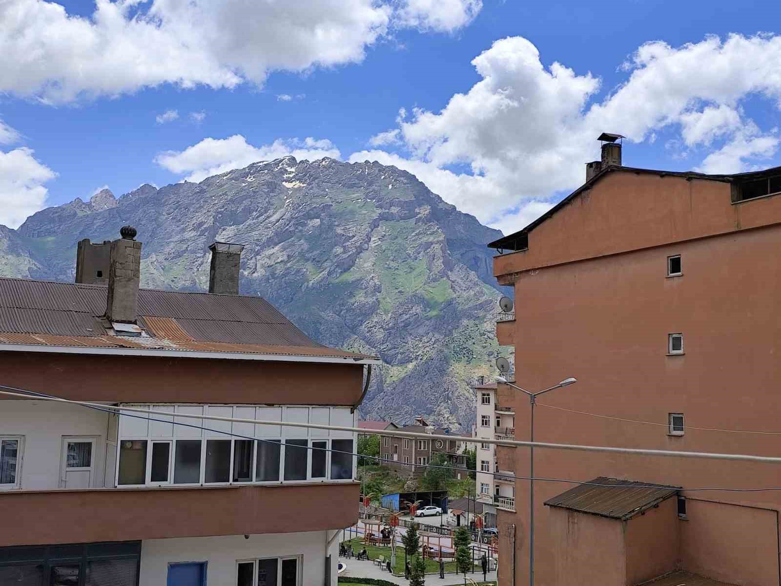 Hakkari&rsquo;de haziran ayında kar s&uuml;rprizi
