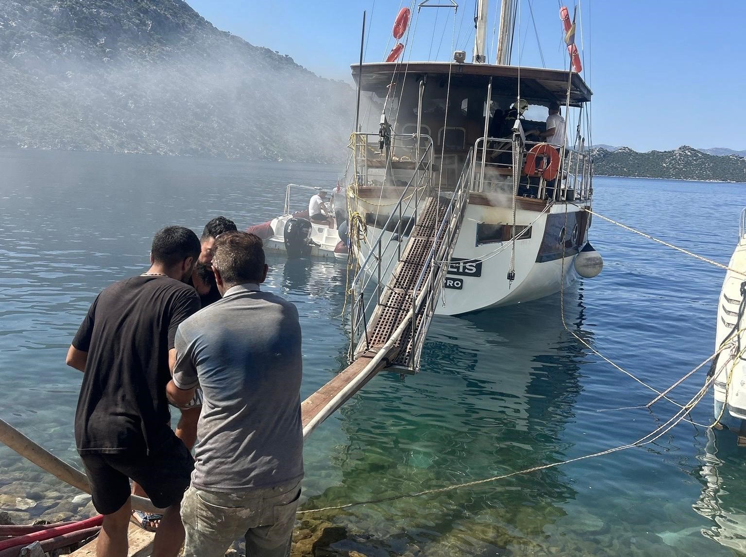 Bozburun’da teknede yangın: Açığa alınan tekne battı
