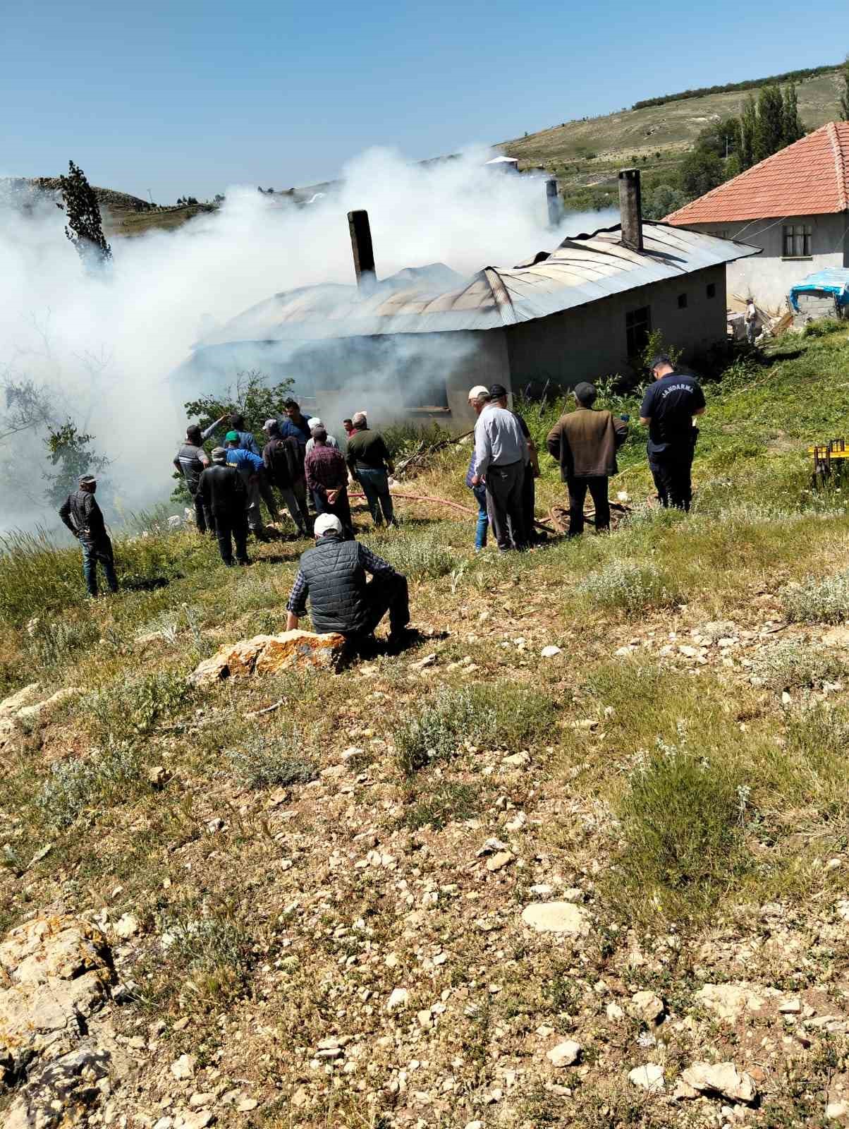 Antalya’da yaşlı çiftin evi yandı, iki kurbanlığı telef oldu

