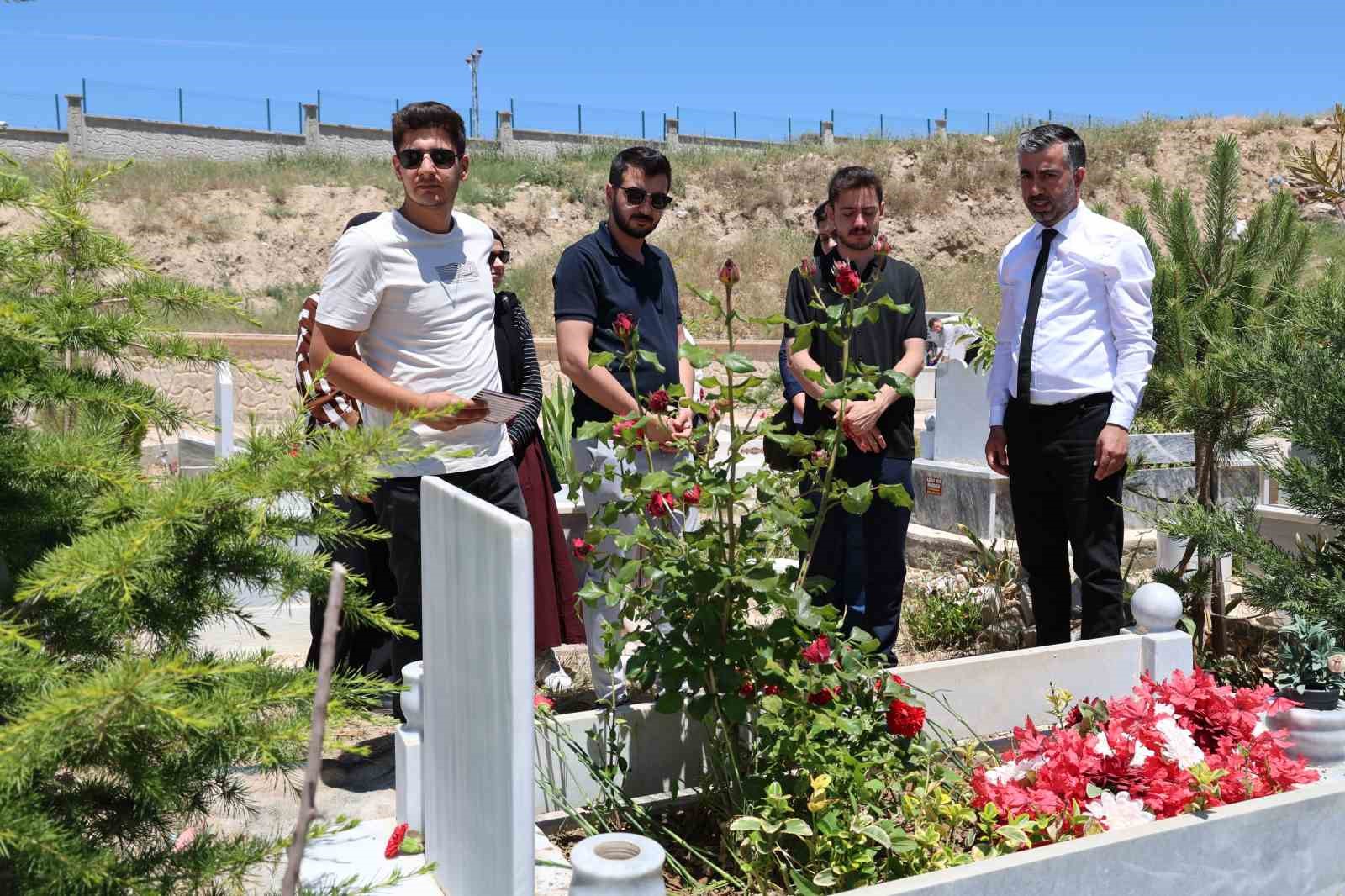 Kimsesizler mezarlığına defnedilmişti, vatandaşlar Arefe günü yalnız bırakmadı
