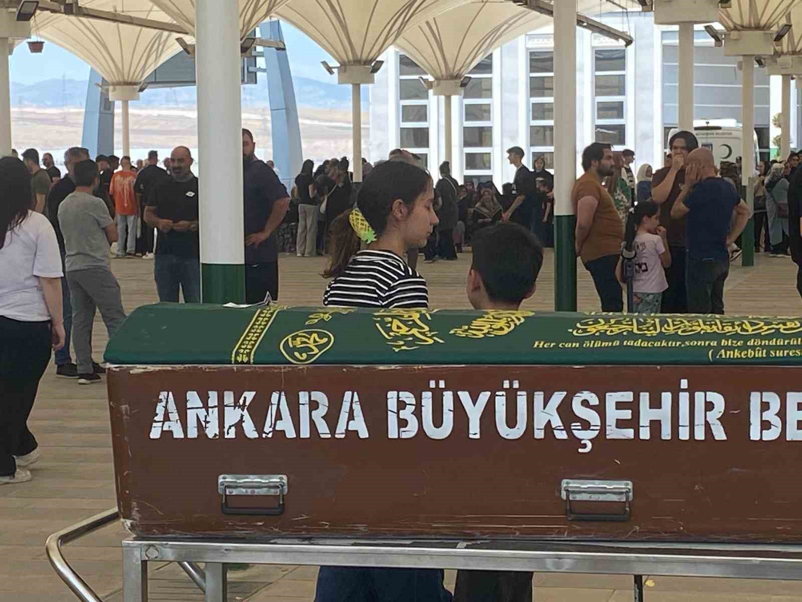 Mersin’de boğulan genç son yolculuğuna uğurlandı
