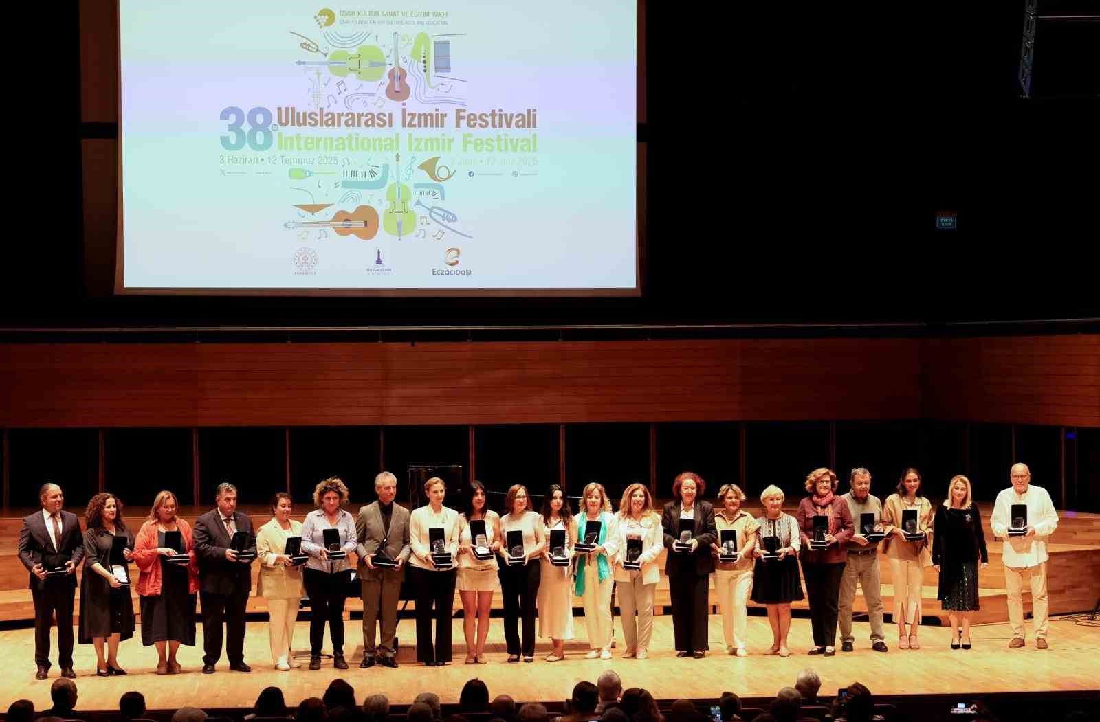 Uluslararası İzmir Festivali açılışında Ege Üniversitesine plaket
