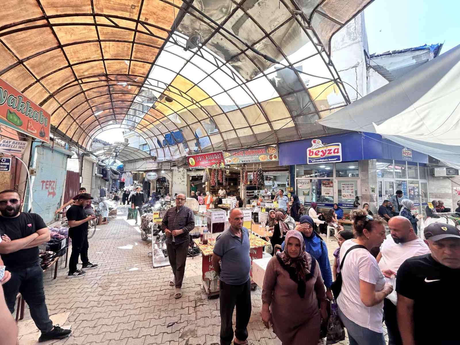 Hatay Valisi Masatlı tarihi Uzun Çarşı’da esnafla son kez bayramlaştı
