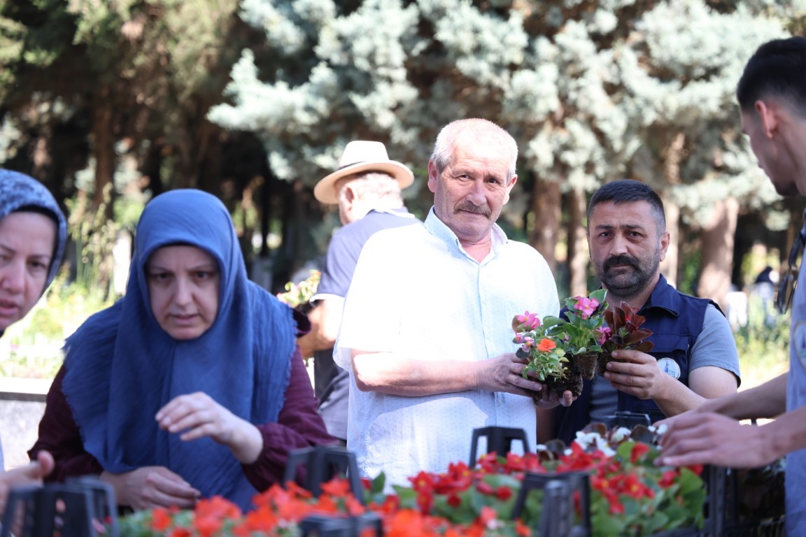 Kartepe’de mezarlıklarda çiçek dağıtımı yapıldı