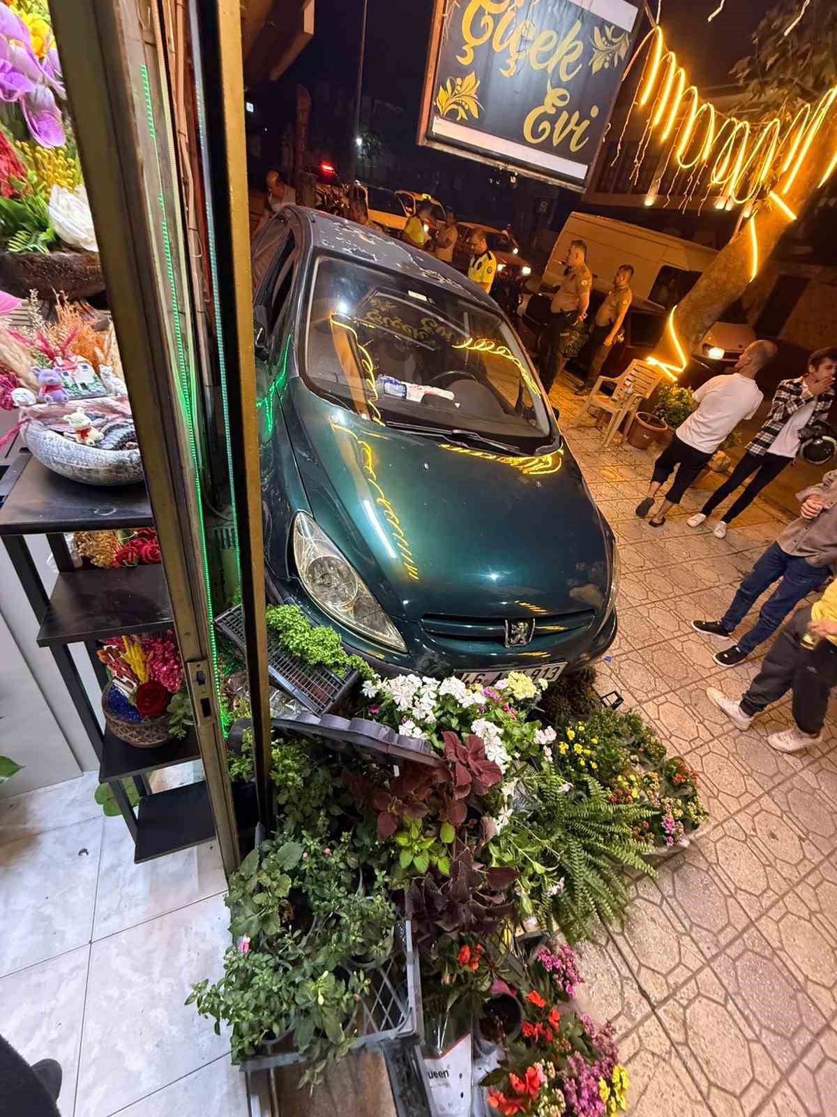 Freni boşalan otomobil iş yerine &ccedil;arptı: O anlar kamerada
