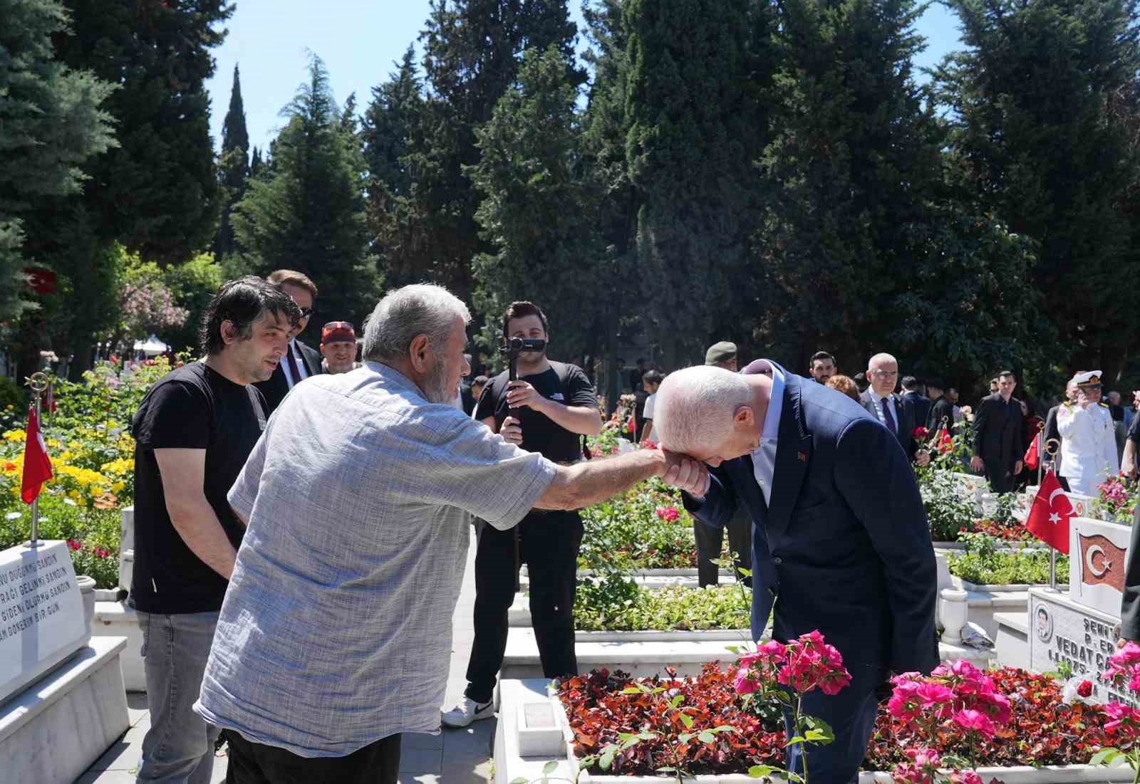 İstanbul Valisi Davut Gül, Edirnekapı Şehitliği’ni ziyaret etti