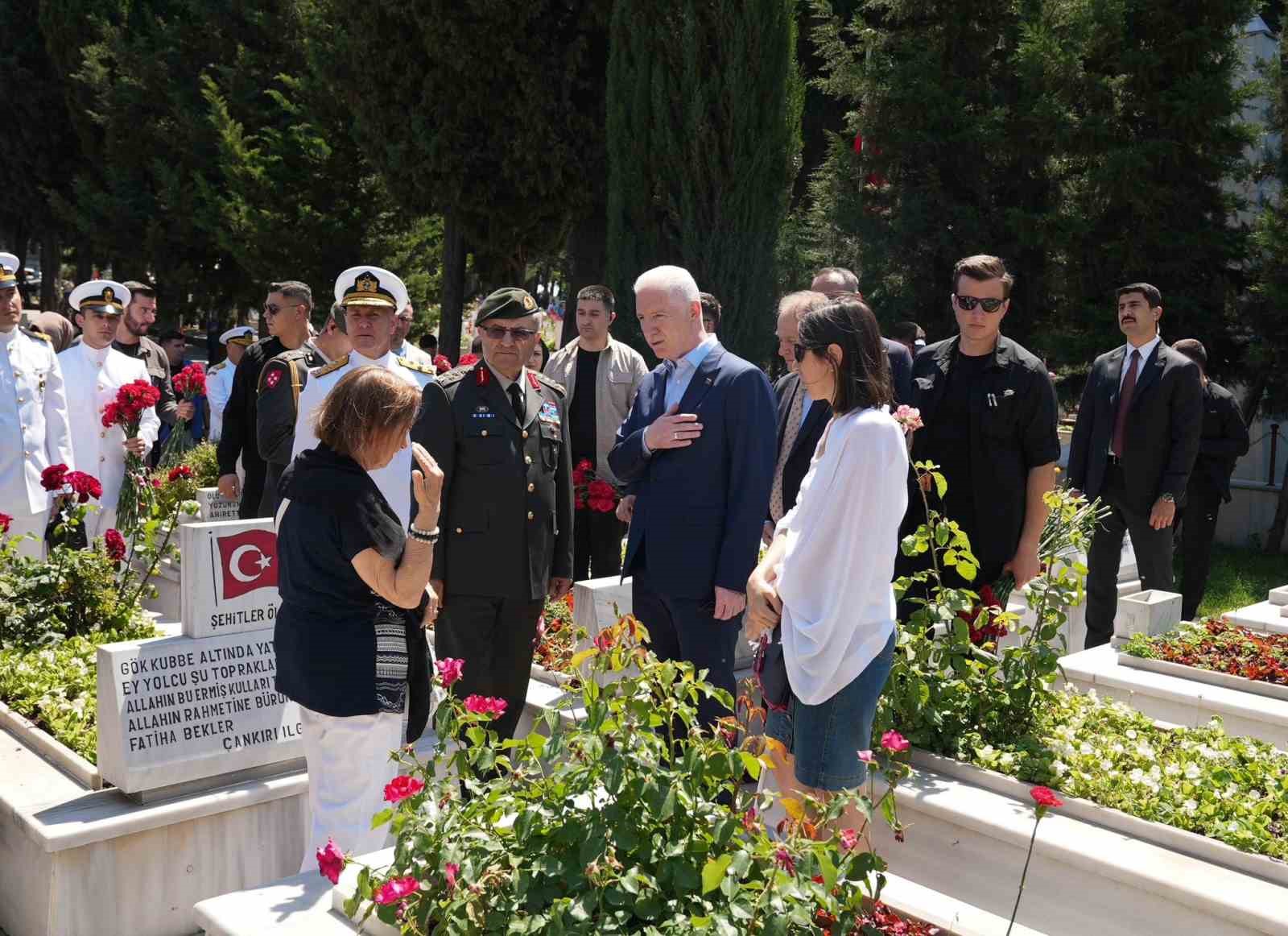 İstanbul Valisi Davut Gül, Edirnekapı Şehitliği’ni ziyaret etti
