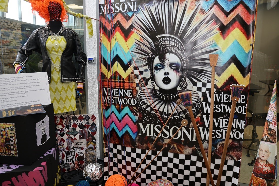 Moda Akademisi’nde "Vitrin Bir Sahne" sergisi açıldı