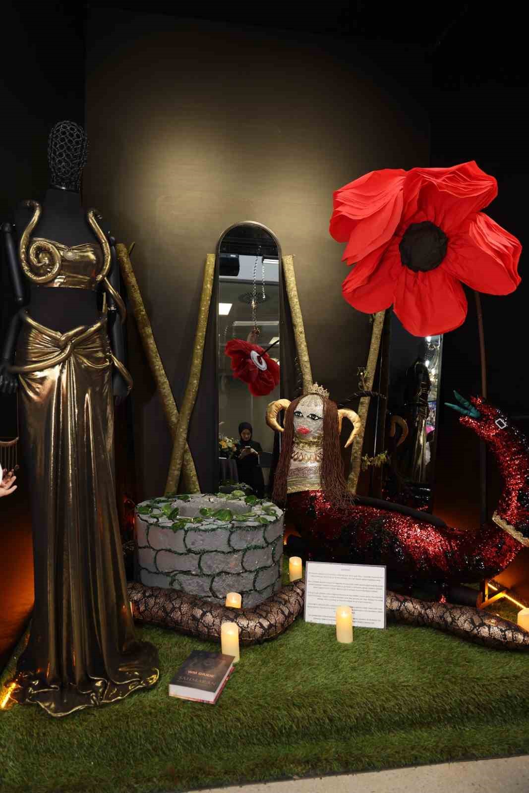 Moda Akademisi’nde "Vitrin Bir Sahne" sergisi açıldı
