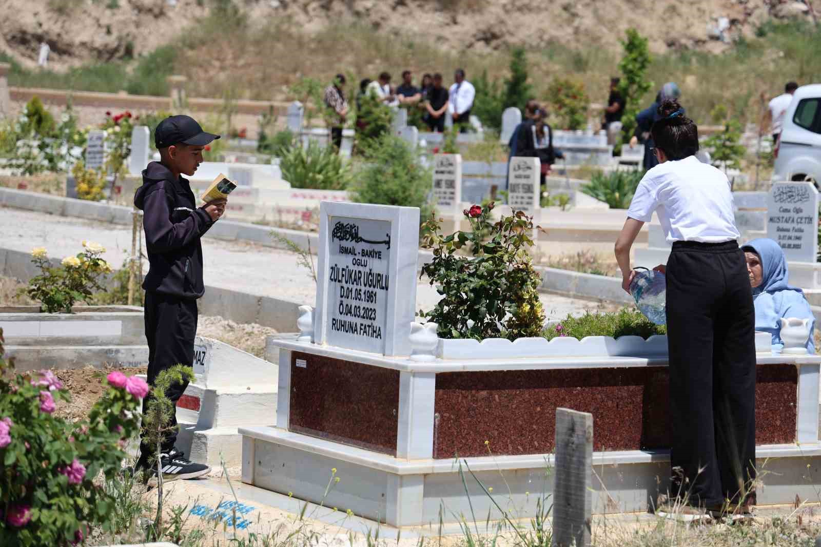Elazığ mezarlıklarında yoğunluk
