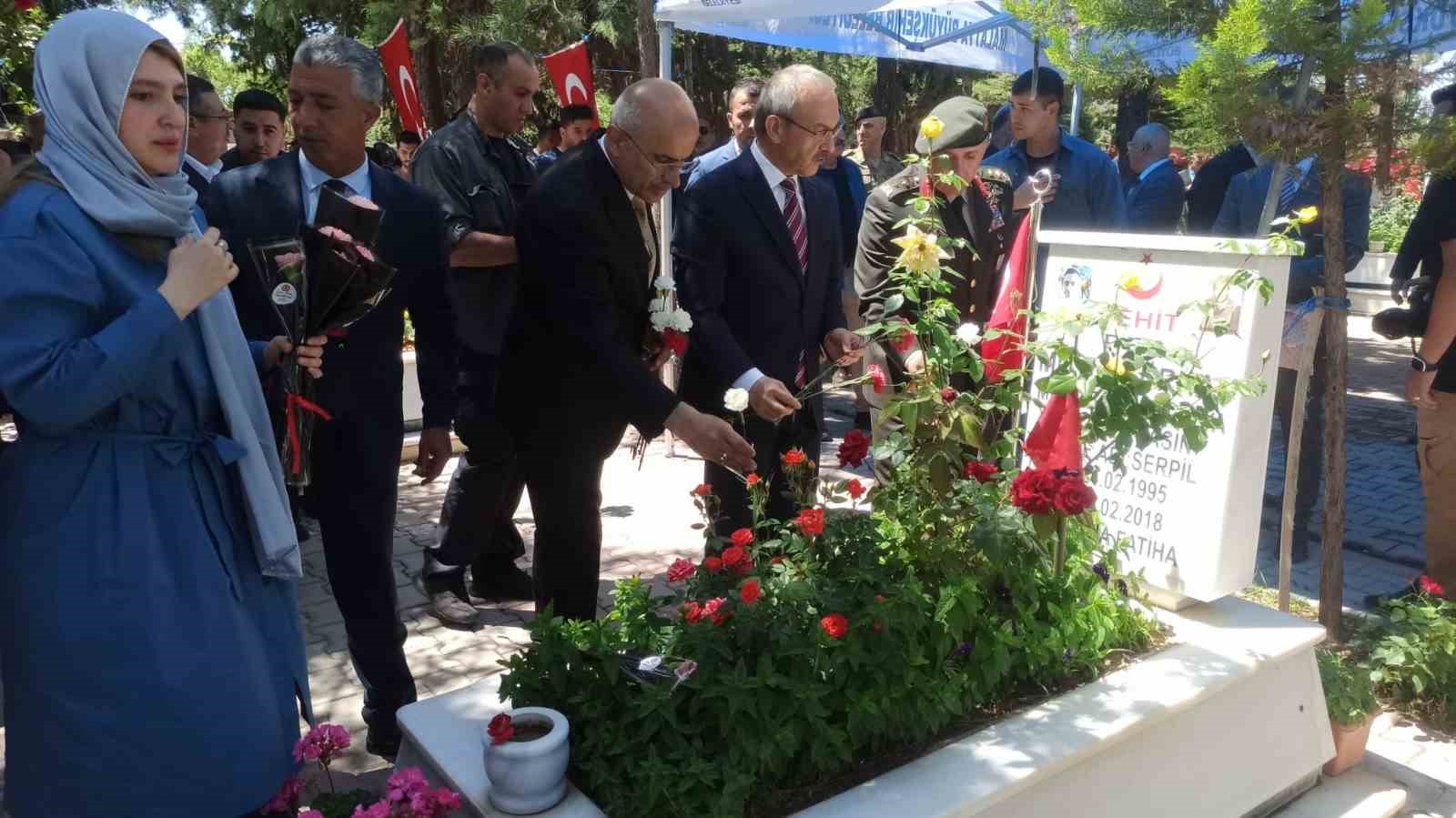 Vali Yavuz ve protokol şehitliği ziyaret etti
