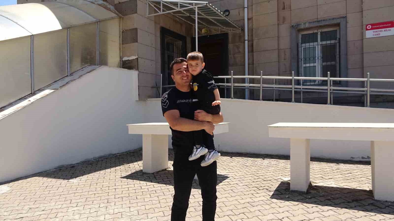 3 buçuk yaşındaki Egehan’ın Cuma hutbesinde imamla yan yana durdu o anlar izleyenleri gülümsetti