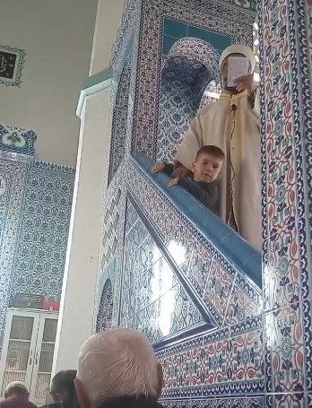 3 bu&ccedil;uk yaşındaki Egehan&rsquo;ın Cuma hutbesinde imamla yan yana durdu o anlar izleyenleri g&uuml;l&uuml;msetti

