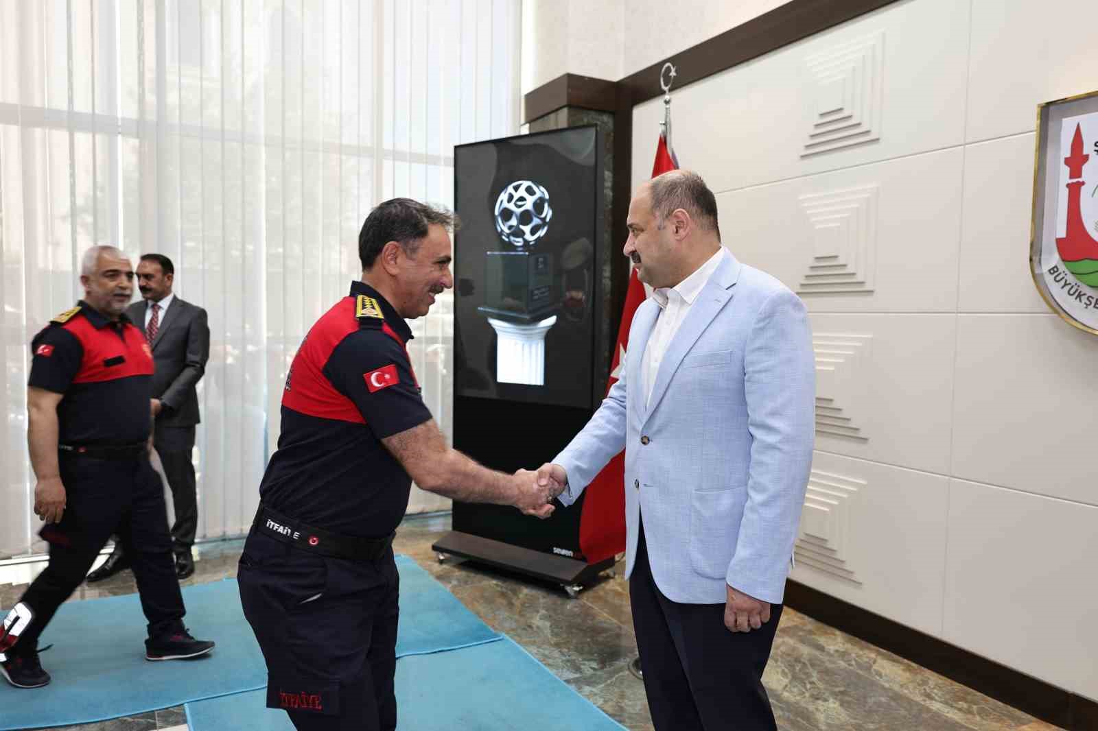 G&uuml;lpınar personelleriyle bayramlaştı
