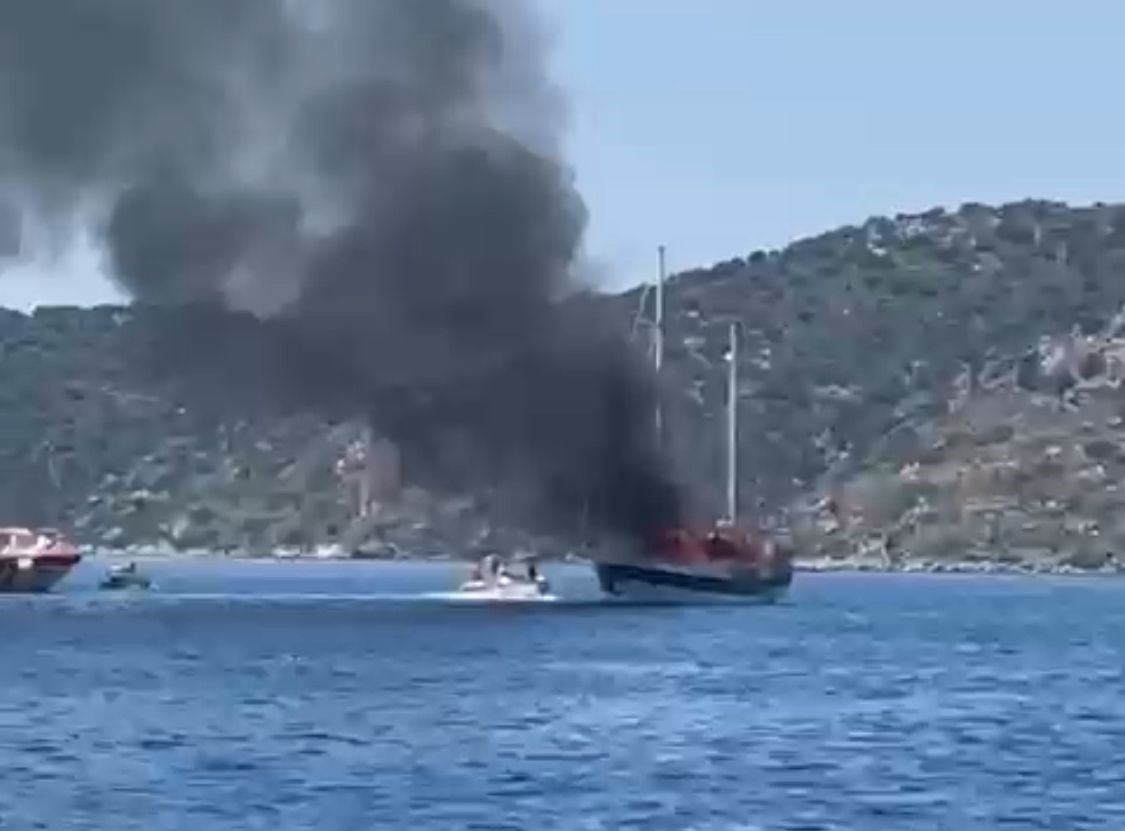 Bozburun’da teknede yangın: Açığa alınan tekne battı