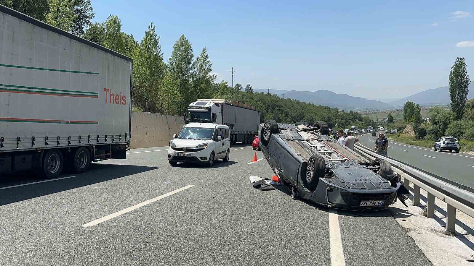 Tırın dorsesine çarpan otomobil takla attı: 5 yaralı