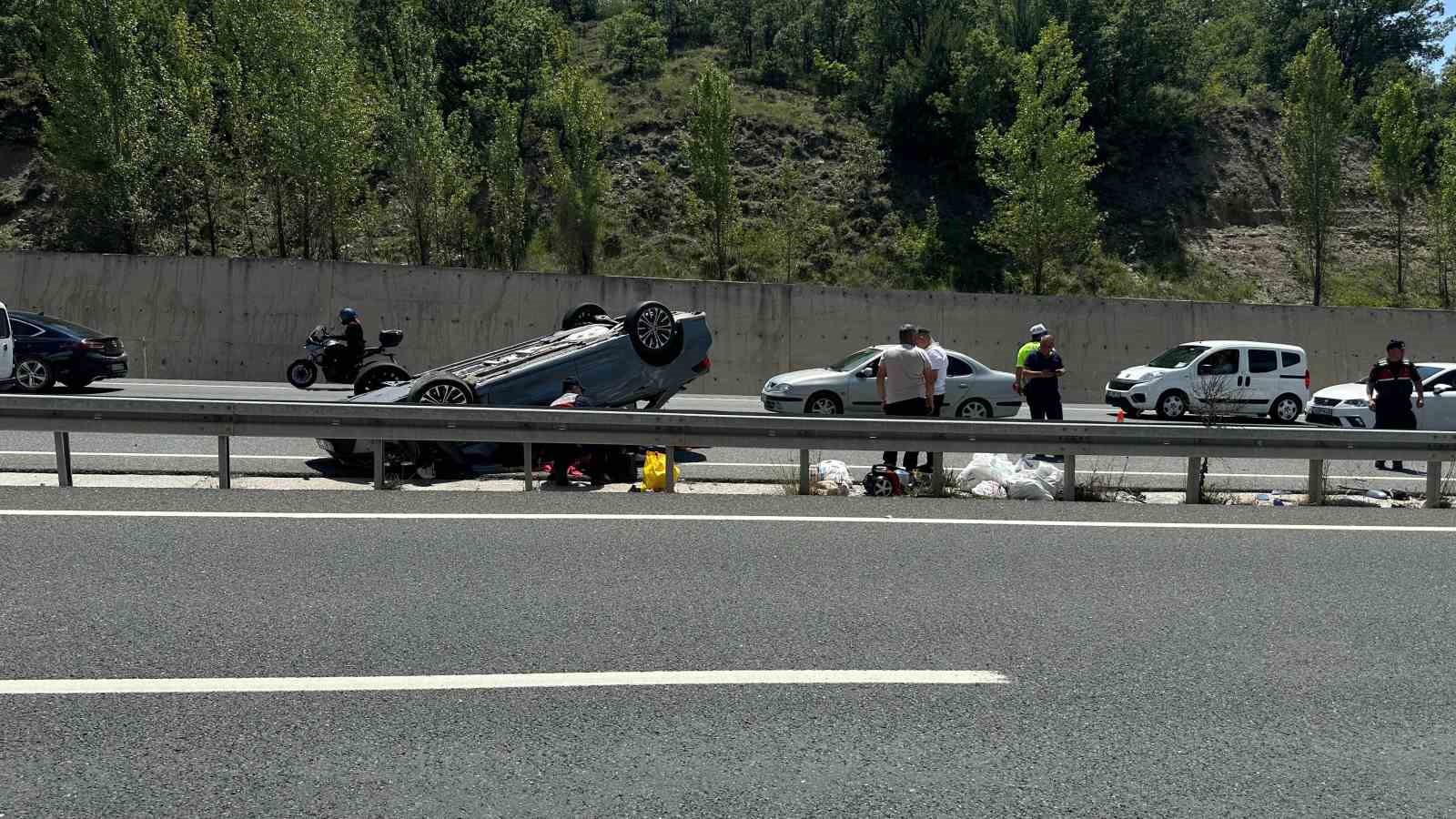 Tırın dorsesine &ccedil;arpan otomobil takla attı: 5 yaralı
