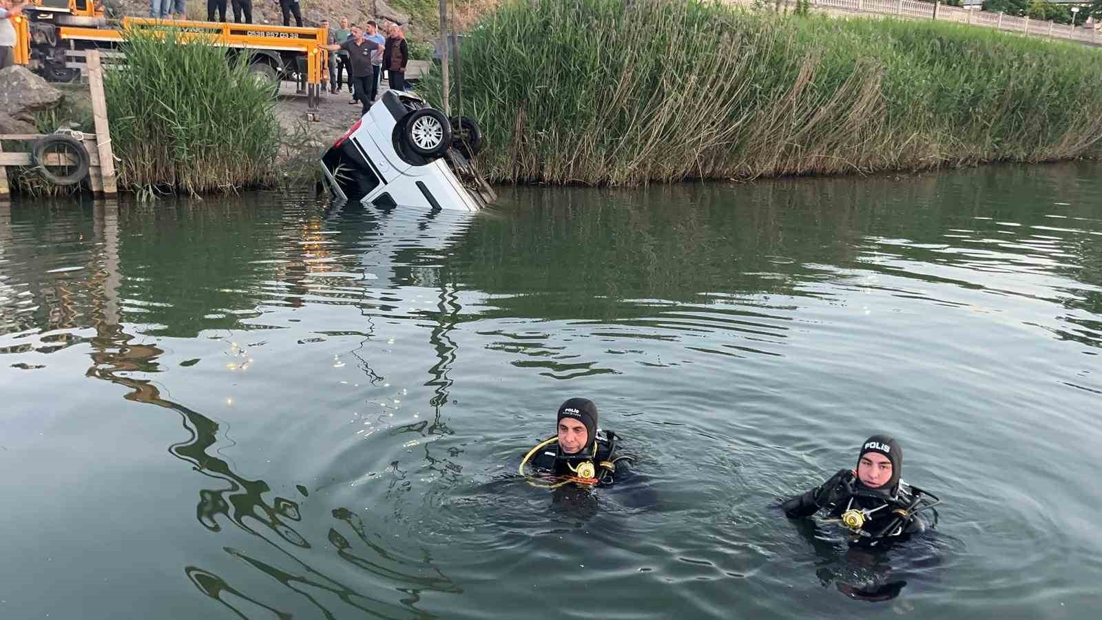 Ereğli&rsquo;de el freni &ccedil;ekilmeyen ara&ccedil; nehre u&ccedil;tu
