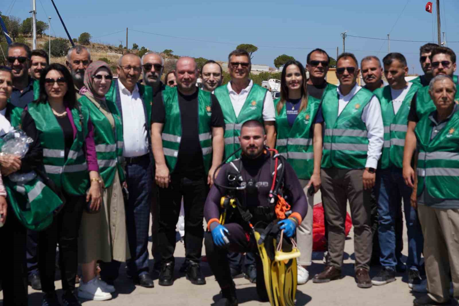 AK Parti İzmir&rsquo;den D&uuml;nya &Ccedil;evre G&uuml;n&uuml;&rsquo;nde denizde dip tarama temizliği
