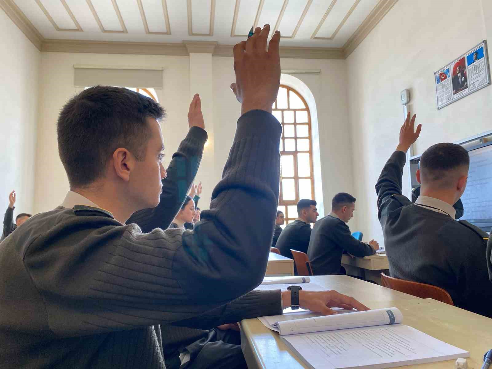 Kara, Hava ve Deniz Harp Okulları öğrencileri ilk yılda bir arada eğitim görüyor