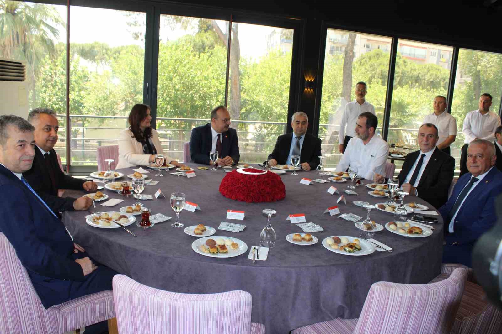 Aydın protokol&uuml; bayramlaştı
