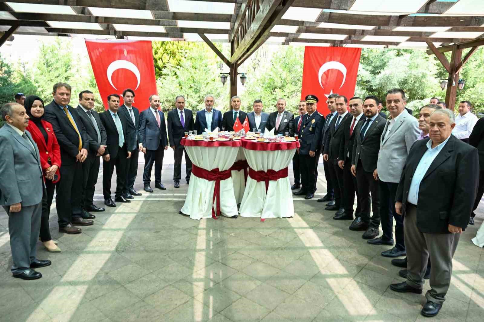 Uşak protokol&uuml; bayramlaşma t&ouml;reninde buluştu
