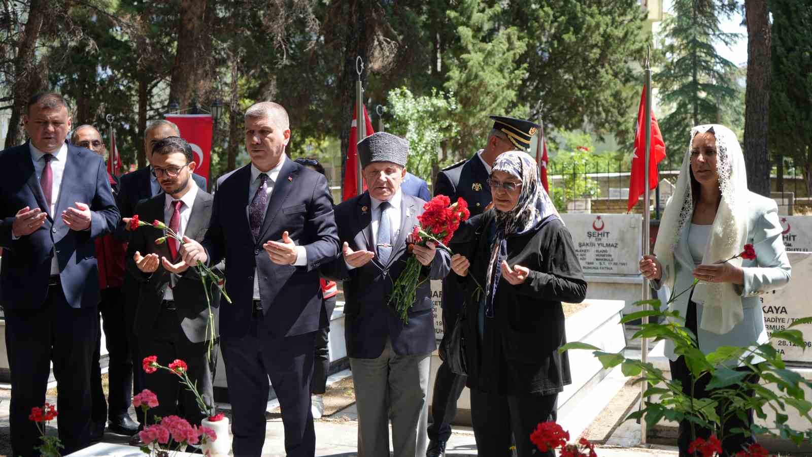 Burdur’da protokol şehitliği ziyaret etti