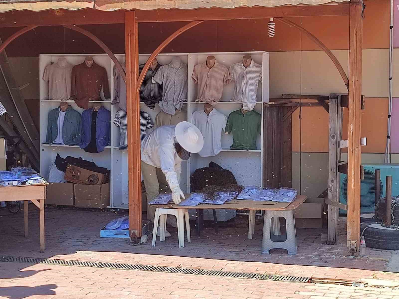 Pazar yerinde oğul veren arılar kovana alındı