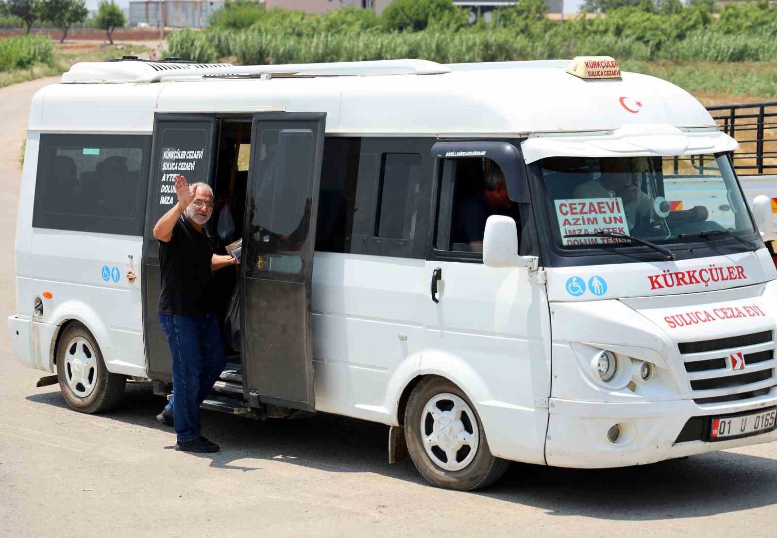 Adana’da tahliyeler başladı: Cezaevinden çıkanlar yakınlarıyla hasret giderdi