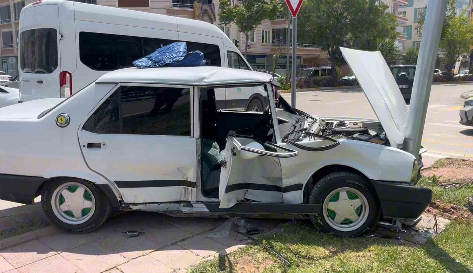 Aksaray&rsquo;da 2 otomobil &ccedil;arpıştı: 4 yaralı
