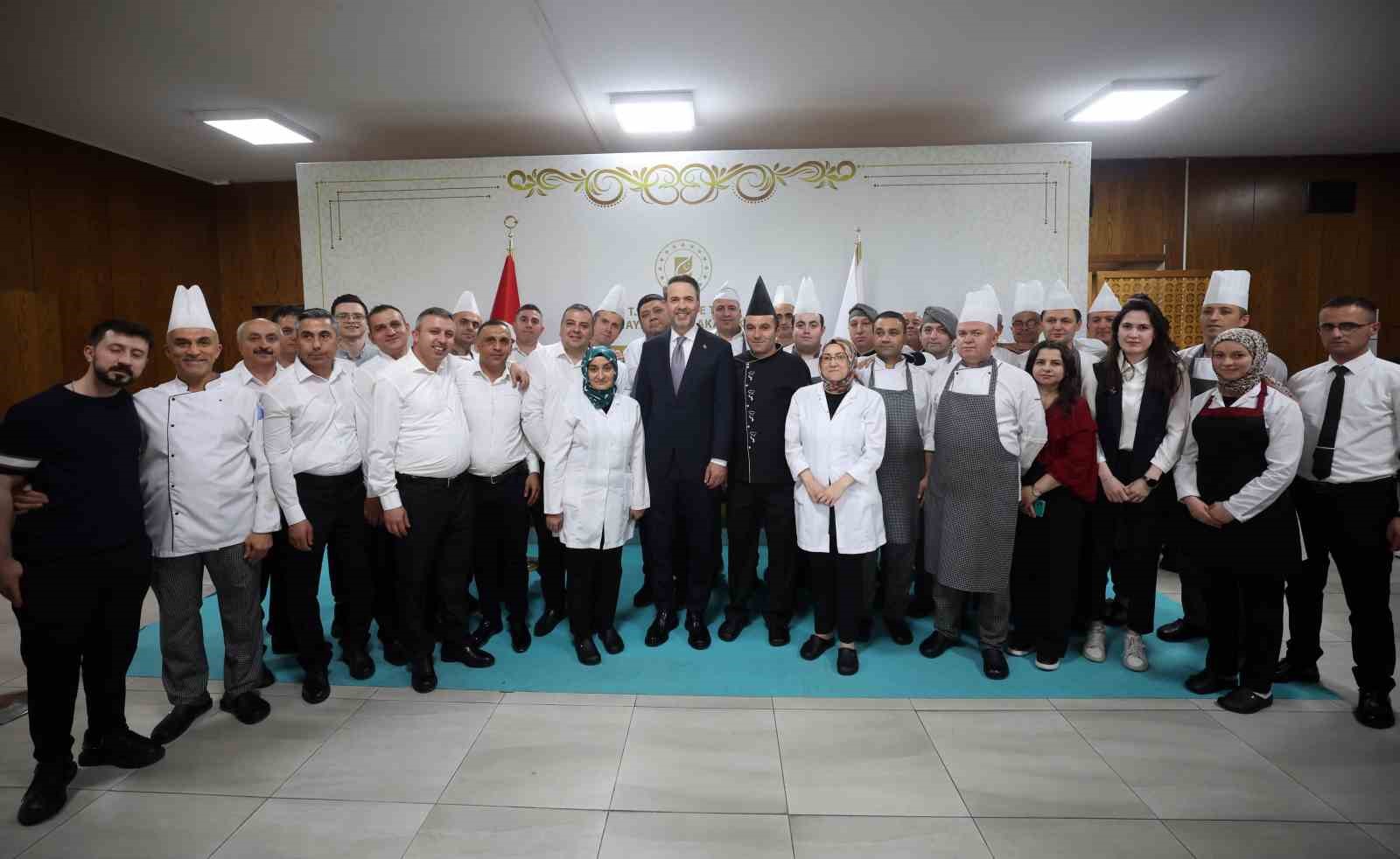 Bakan Bayraktar personel ile bayramlaştı