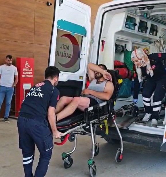 Radyat&ouml;rden fışkıran kaynar su oto tamircisini yaraladı
