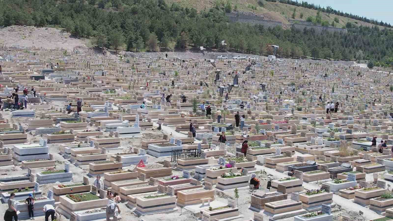 Kurban Bayramı arefesinde mezarlıklar ziyaret edildi
