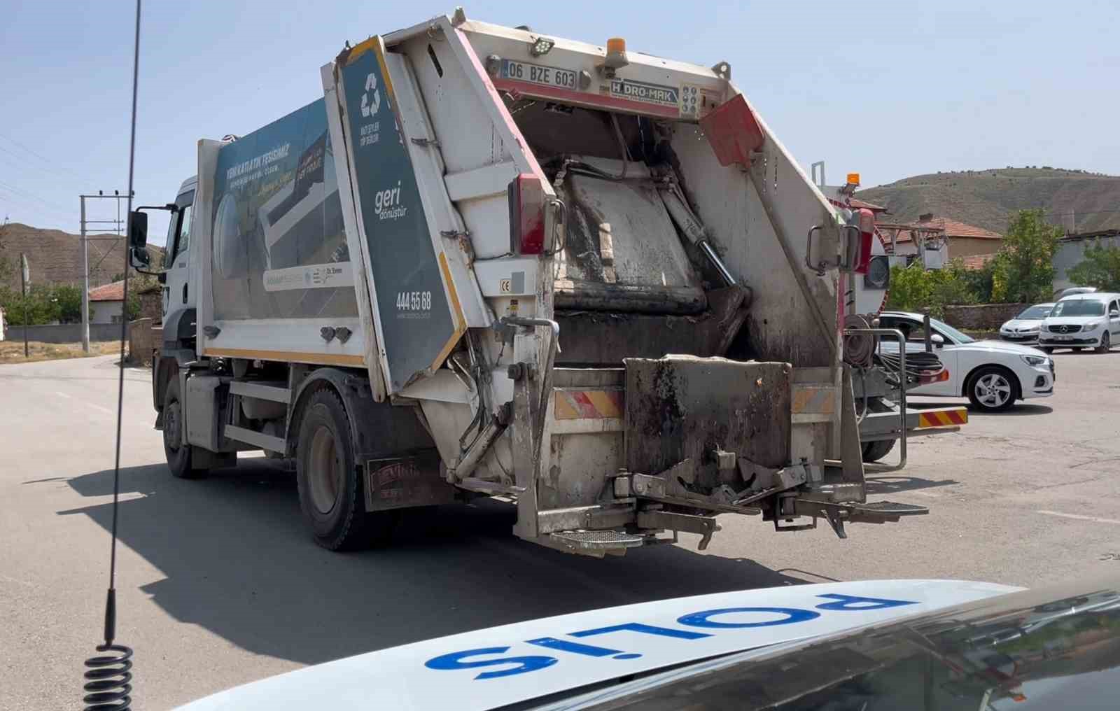 &Ccedil;&ouml;p kamyonunun altında can verdi

