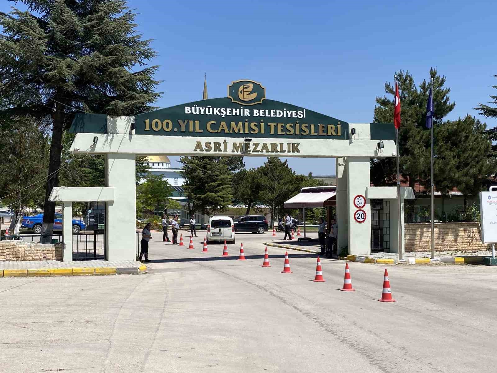 Kurban Bayramı arefesinde mezarlıklar ziyaretçilerle doldu