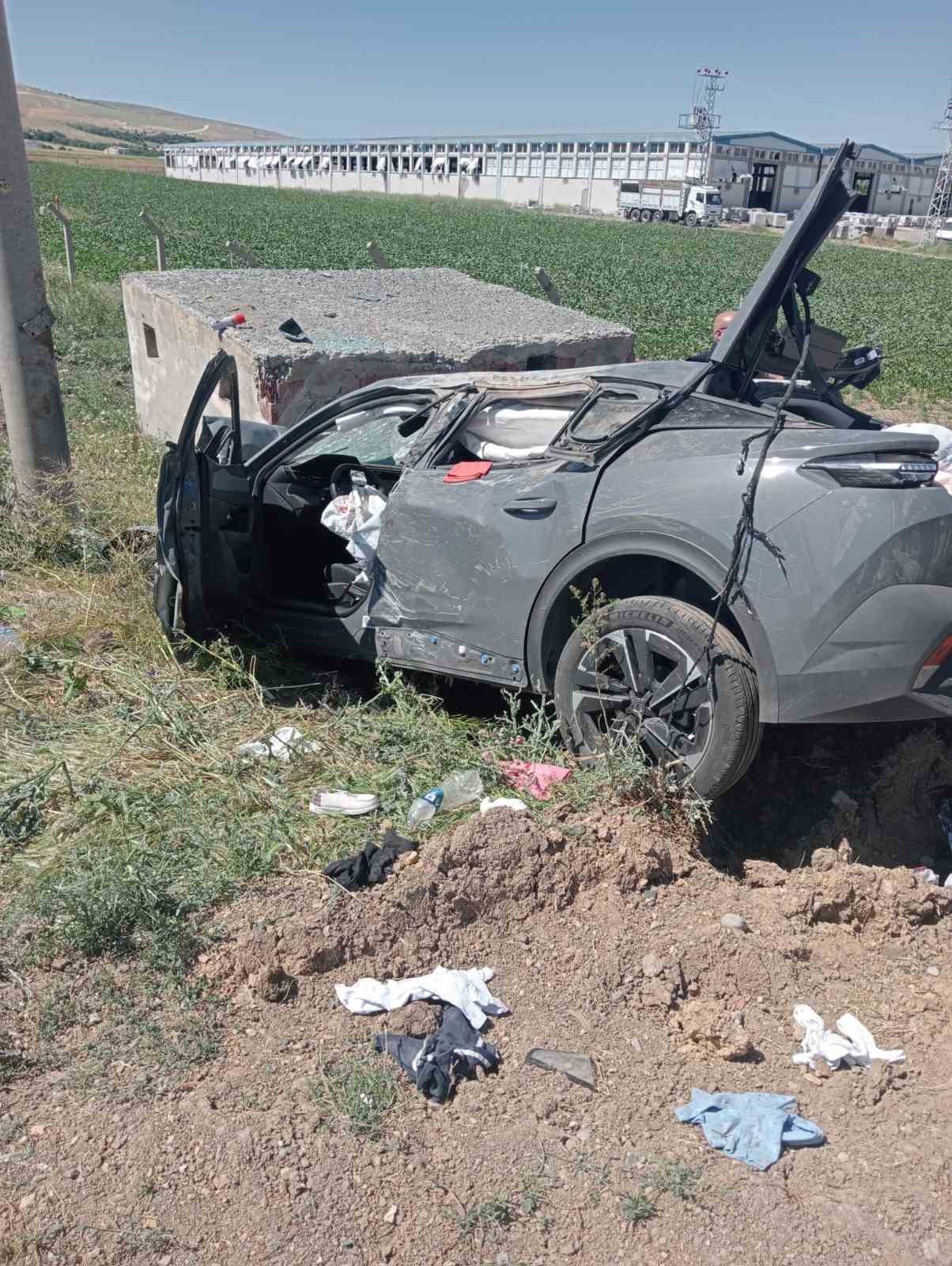 Elazığ’da otomobil şarampole uçtu: 4 yaralı