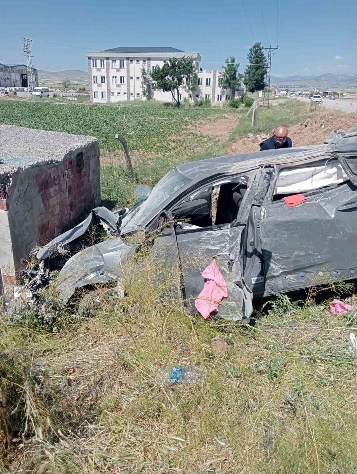 Elazığ&rsquo;da otomobil şarampole u&ccedil;tu: 4 yaralı
