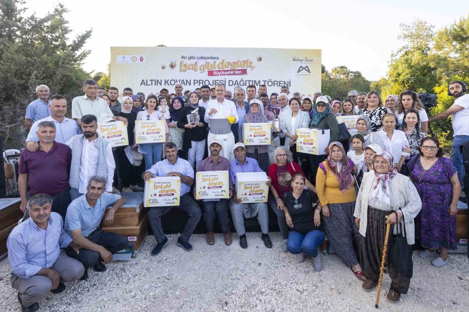 Mersin’de arı yetiştiricilerine kovan ve ekipman desteği