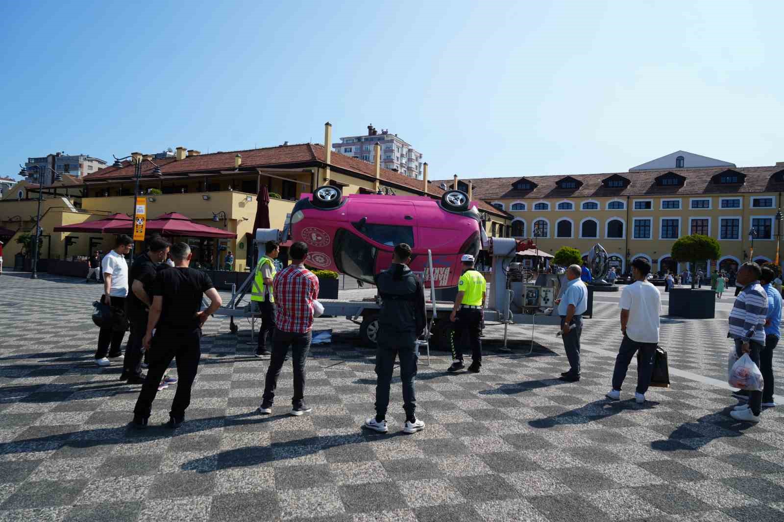 Takla atan simülasyon aracında emniyet kemerinin önemi uygulamalı anlatıldı