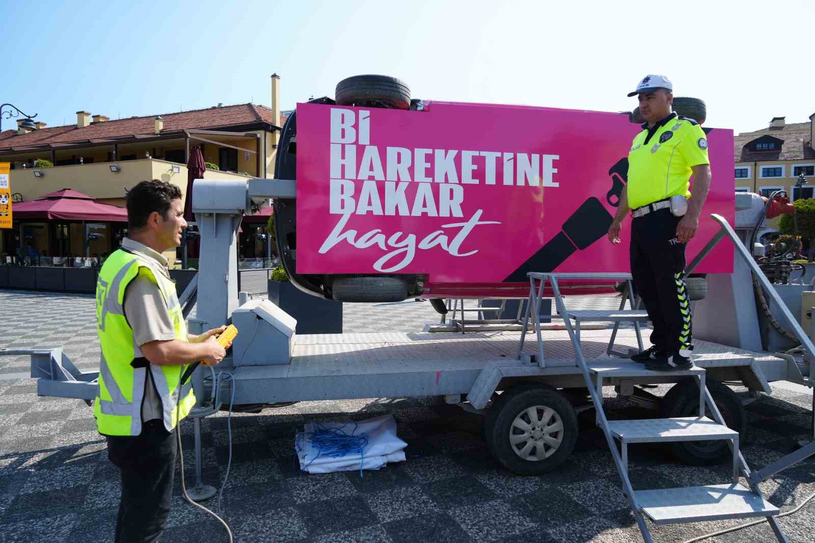 Takla atan simülasyon aracında emniyet kemerinin önemi uygulamalı anlatıldı