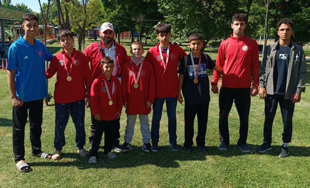 Turgutlulu minik güreşçiler Sivas yolcusu