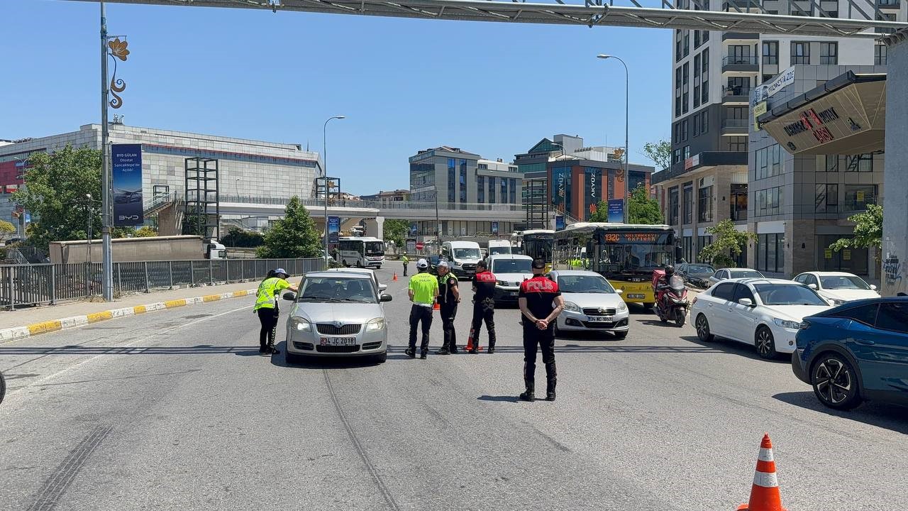 Sultanbeyli İl&ccedil;e Emniyet M&uuml;d&uuml;rl&uuml;ğ&uuml;&rsquo;nden bayram &ouml;ncesi anlamlı trafik uygulaması
