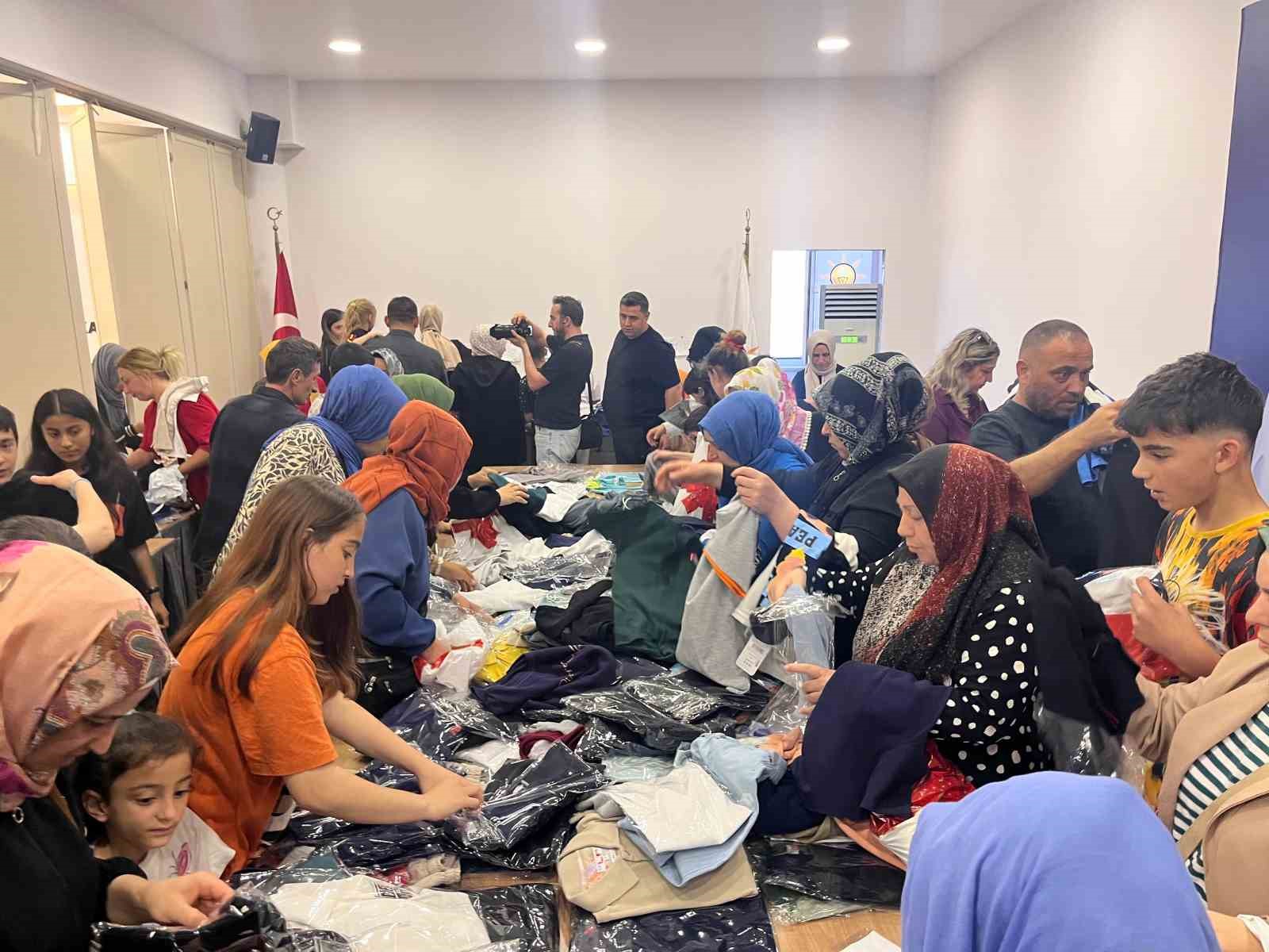 AK Parti Büyükçekmece Teşkilatı bayram öncesinde çocukları unutmadı
