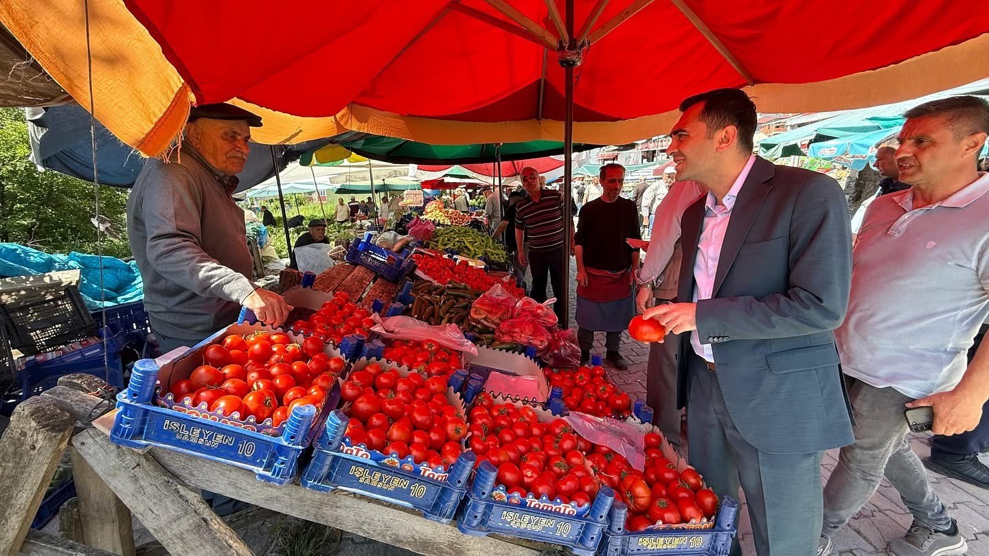 Kaymakam Genç, pazar yerinde vatandaşlarla bayramlaştı