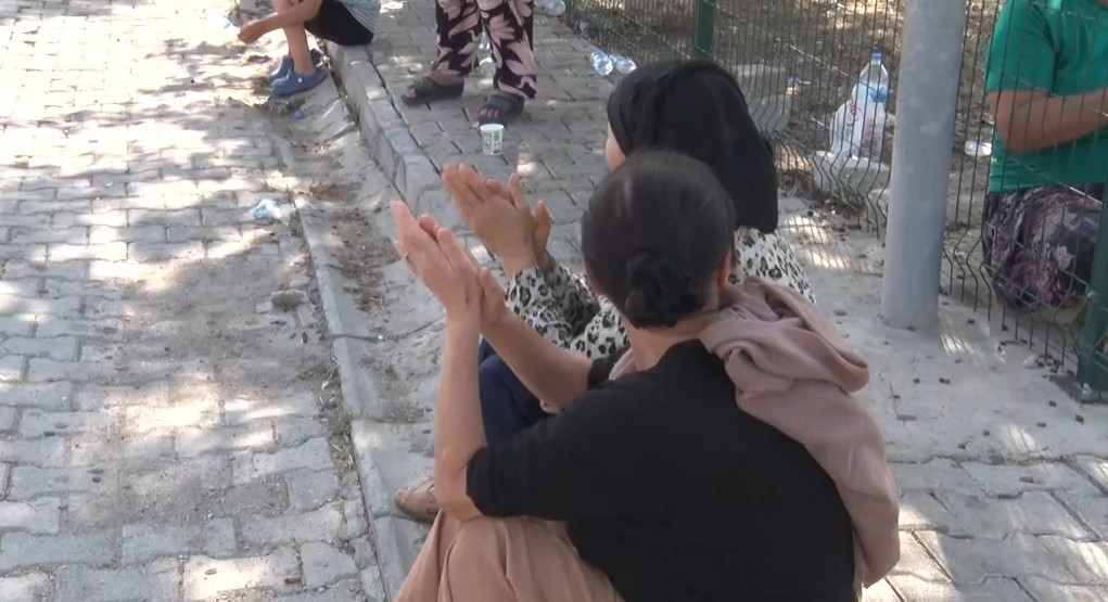 Antalya&rsquo;da tahliye edilen kadın mahkum doğum g&uuml;n&uuml;nde &ouml;zg&uuml;rl&uuml;ğ&uuml;ne kavuştu, &ccedil;ifte bayram yaşandı
