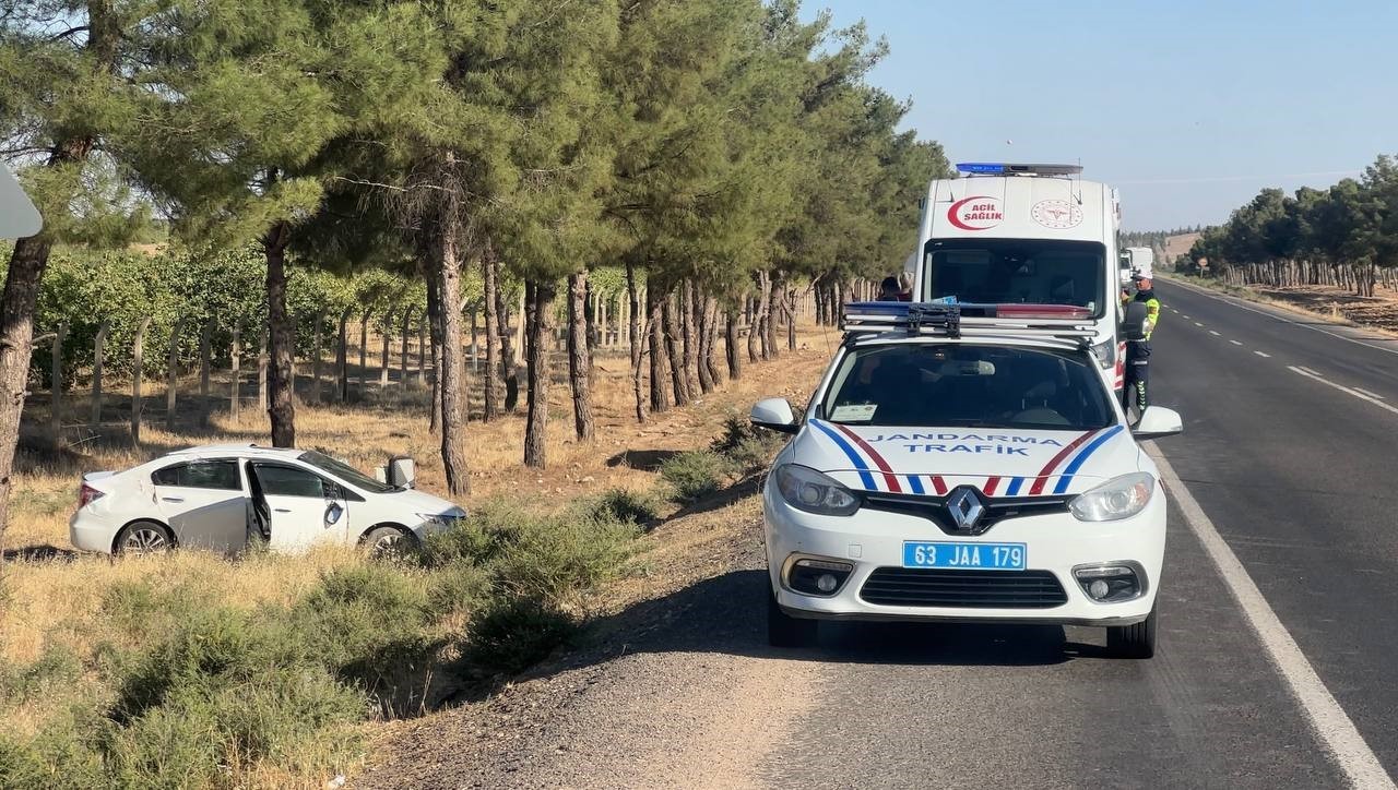 Kontrolden &ccedil;ıkan otomobil şarampole devrildi: 4 yaralı
