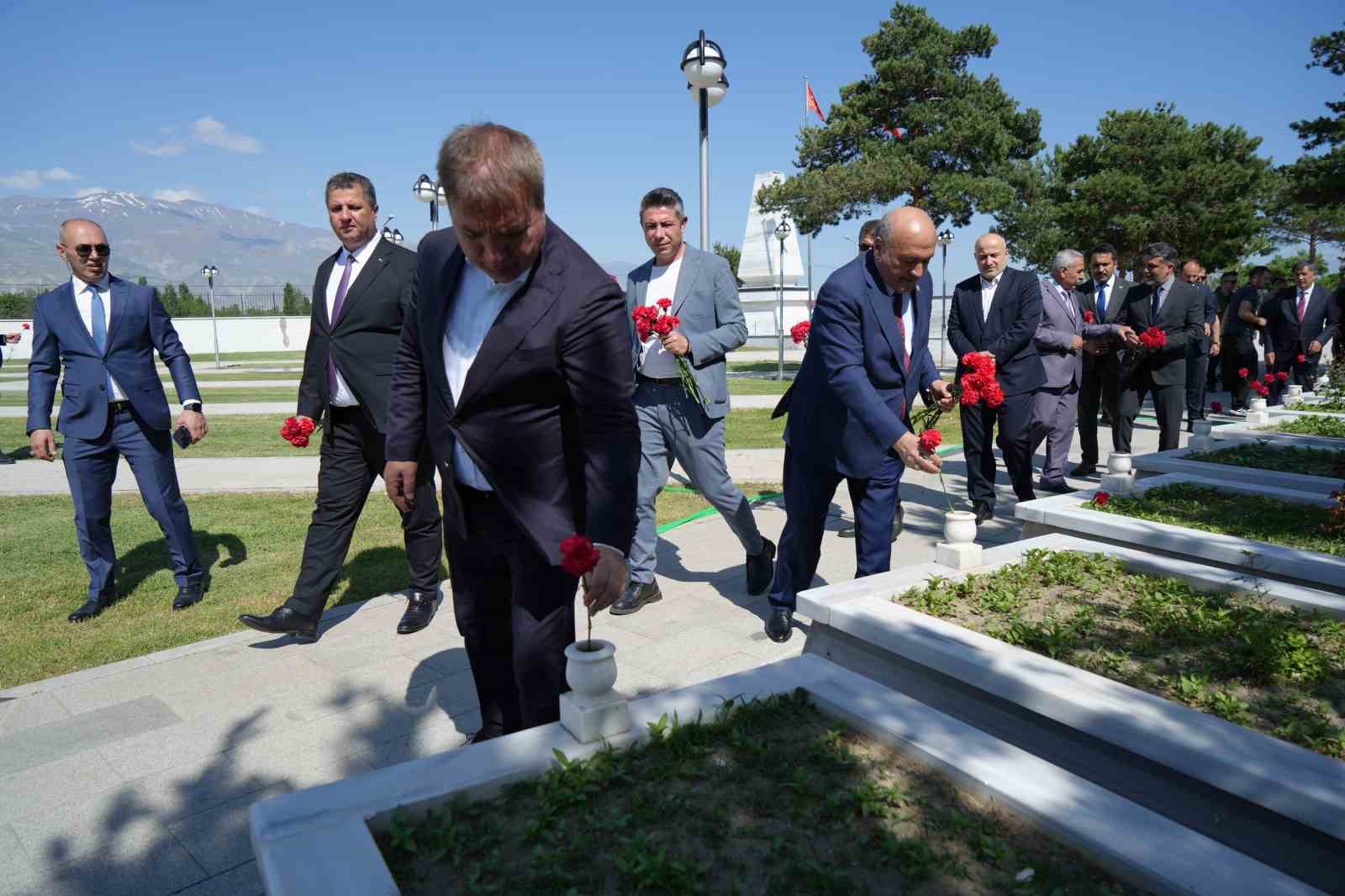 Kurban Bayramında şehitlik ve mezarlık ziyaret edildi