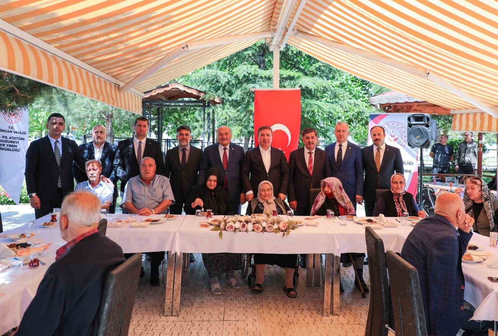 Kurban Bayramında şehitlik ve mezarlık ziyaret edildi
